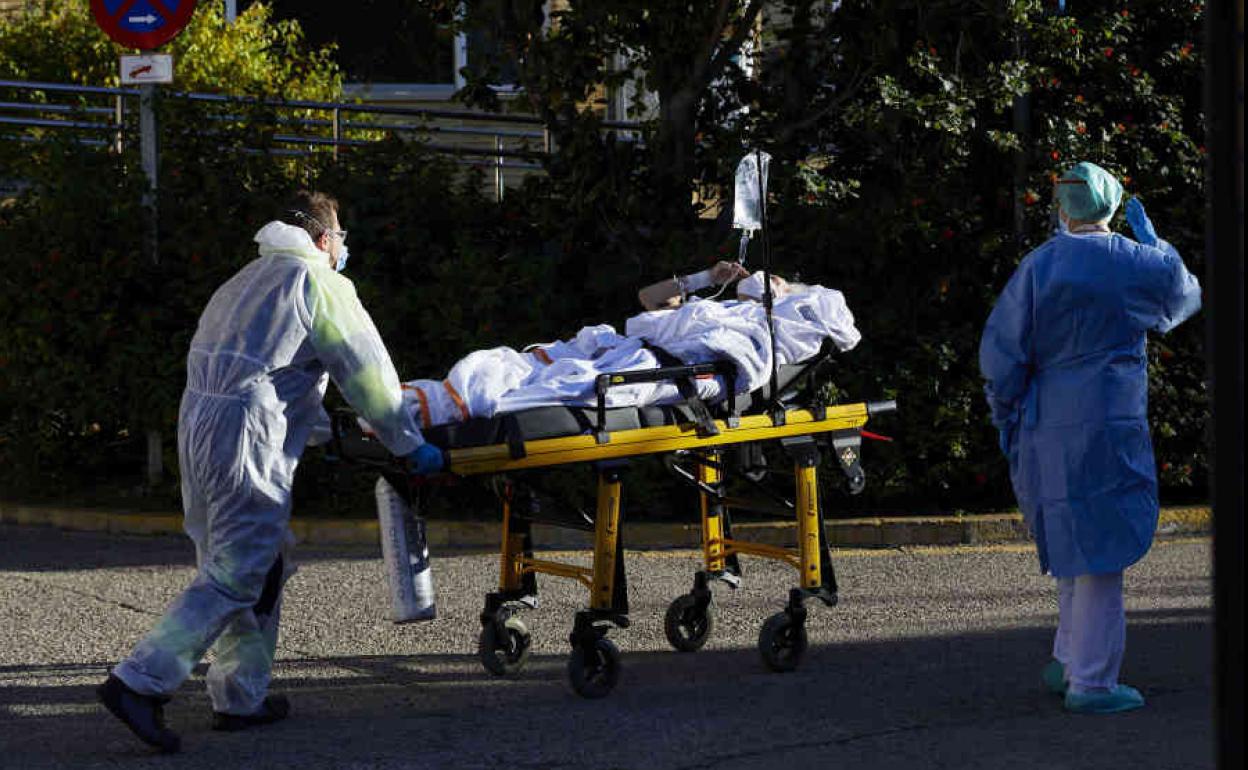 Traslado de pacientes en el antiguo Hospital La Fe de Valencia.