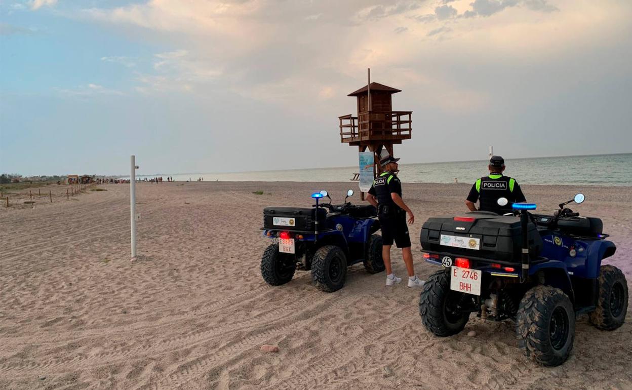 Patrulla policial en la playa. 