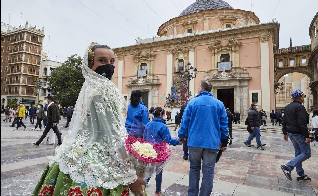 Una fallera se acerca a la Basílica de la Virgen el pasado mes de marzo