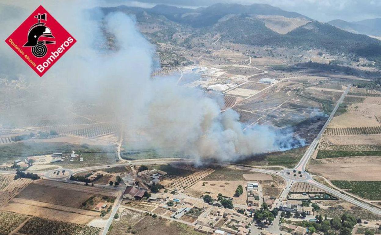 Incendio forestal ya controlado en Pinoso, este martes. 