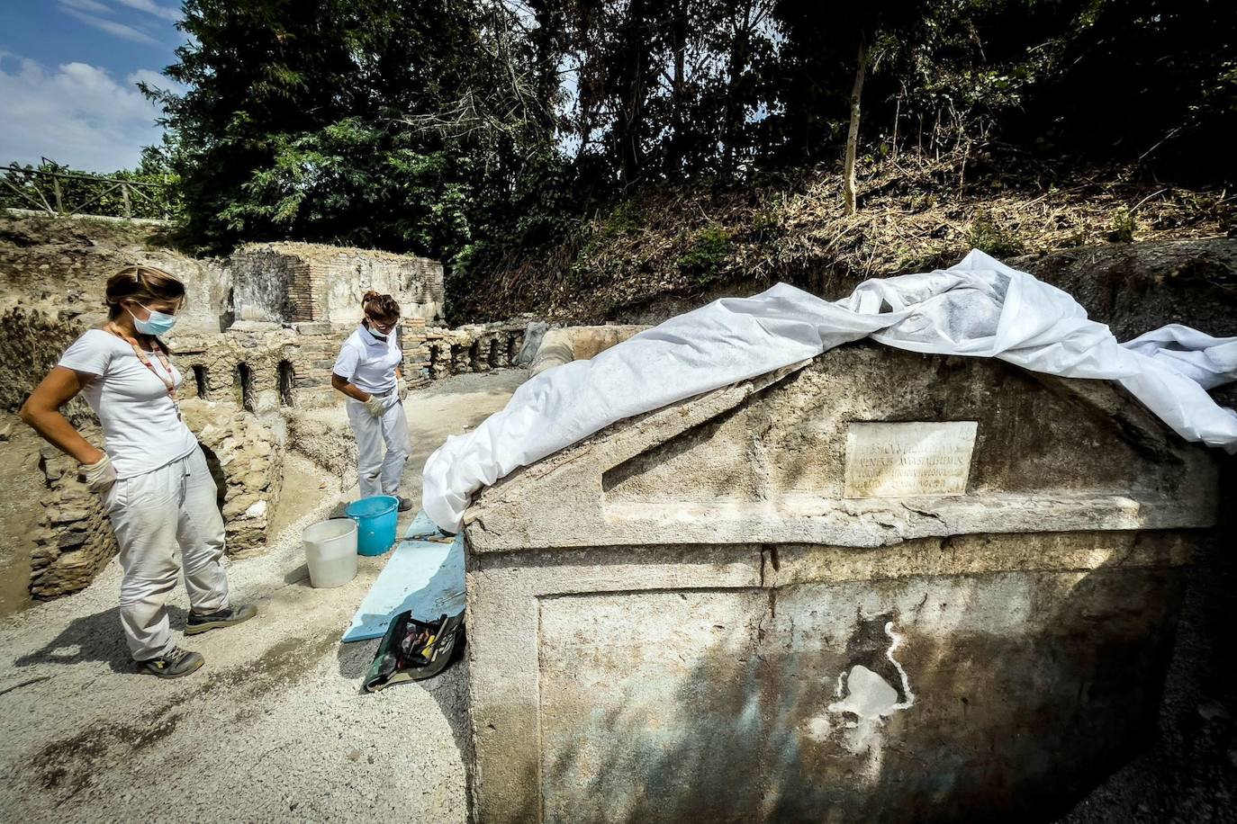 Un equipo de investigadores de la Universitat de Valencia descubre el peculiar enterramiento de un liberto en la antigua ciudad romana destruida por el Vesubio