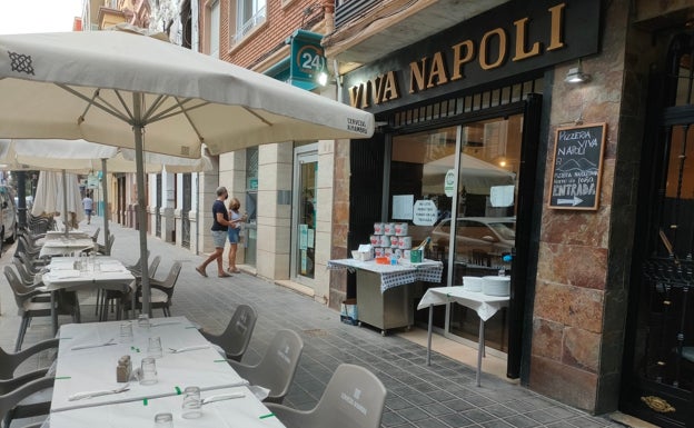 Imagen principal - Arriba, terraza y fachada del restaurante Viva Napoli. Abajo a la izquierda, detalle de una de las mesas. Abajo a la derecha, una de las mesas reservadas. 