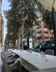 Imagen secundaria 2 - Arriba, terraza y fachada del restaurante Viva Napoli. Abajo a la izquierda, detalle de una de las mesas. Abajo a la derecha, una de las mesas reservadas. 