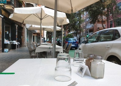 Imagen secundaria 1 - Arriba, terraza y fachada del restaurante Viva Napoli. Abajo a la izquierda, detalle de una de las mesas. Abajo a la derecha, una de las mesas reservadas. 