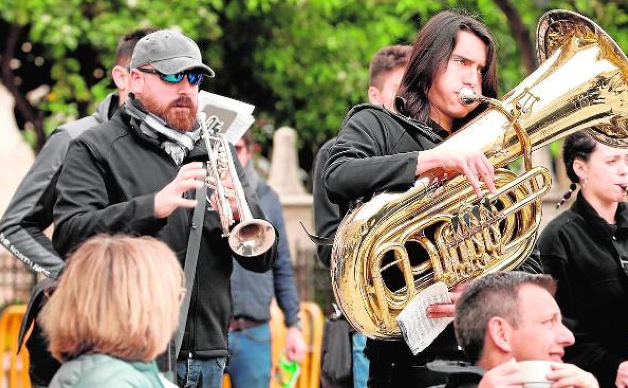 Bandas de musica durante la celebración de las últimas Fallas sin coronavirus. 