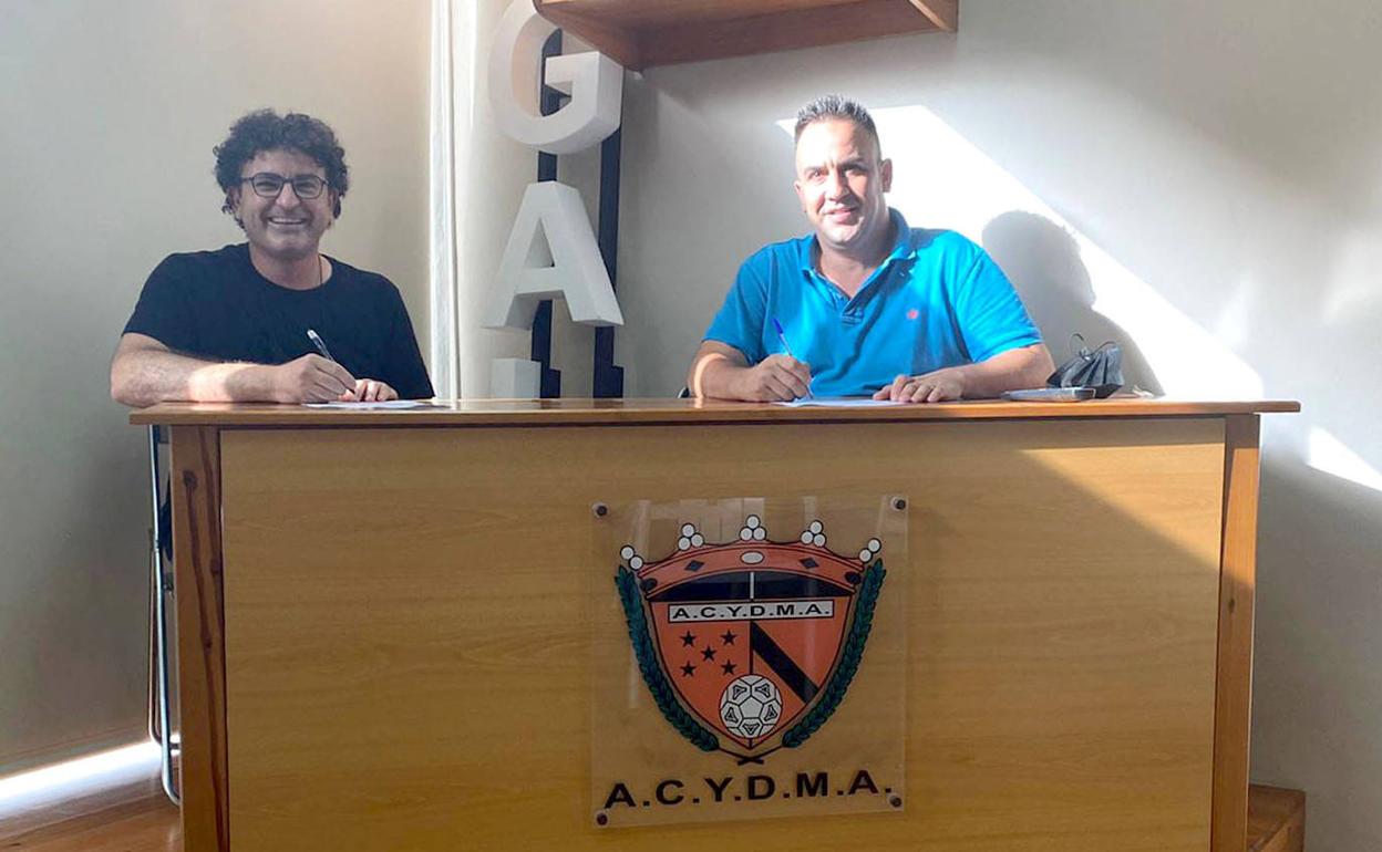 El edil Raúl García de la Reina junto a Alberto Portillo firmando el convenio. 