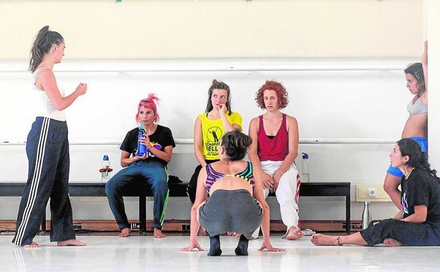 Las mujeres del colectivo compartiendo sus experiencias de investigación en la danza y las acrobacias. 