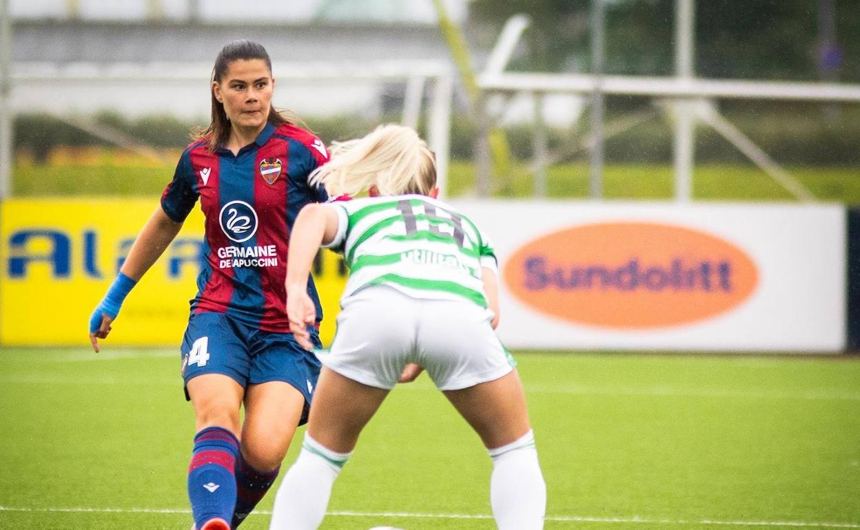 María Méndez conduce el balón durante el partido de ayer ante el Celtic.