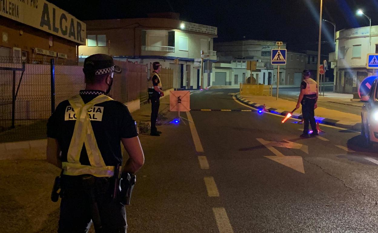 Agentes de la Policía Local en el Perelló. 