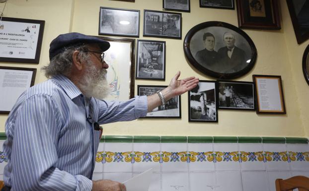 Vicente Navarro, de la quinta generación de propietarios muestra orgulloso las fotografías de sus antepasados. 