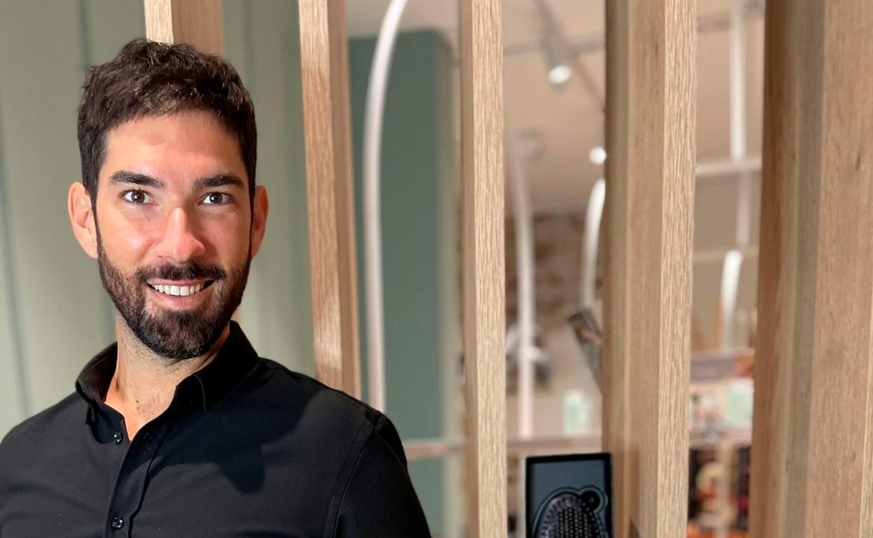 Rafa Monzó, peluquero de Benifaió. 