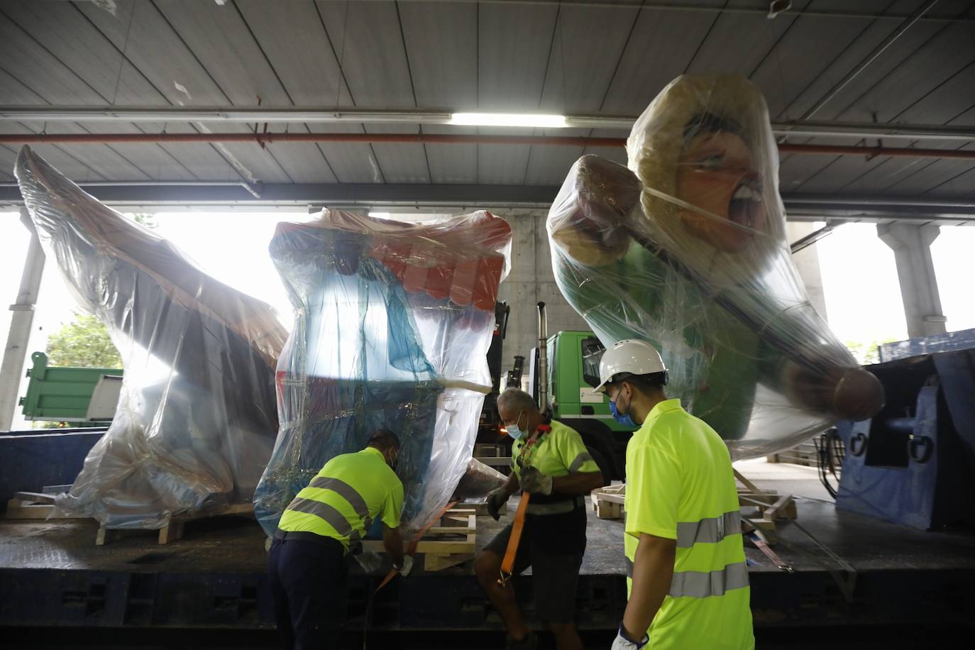 Fotos: Los primeros ninots salen de Fira Valencia para la Plantà de las Fallas