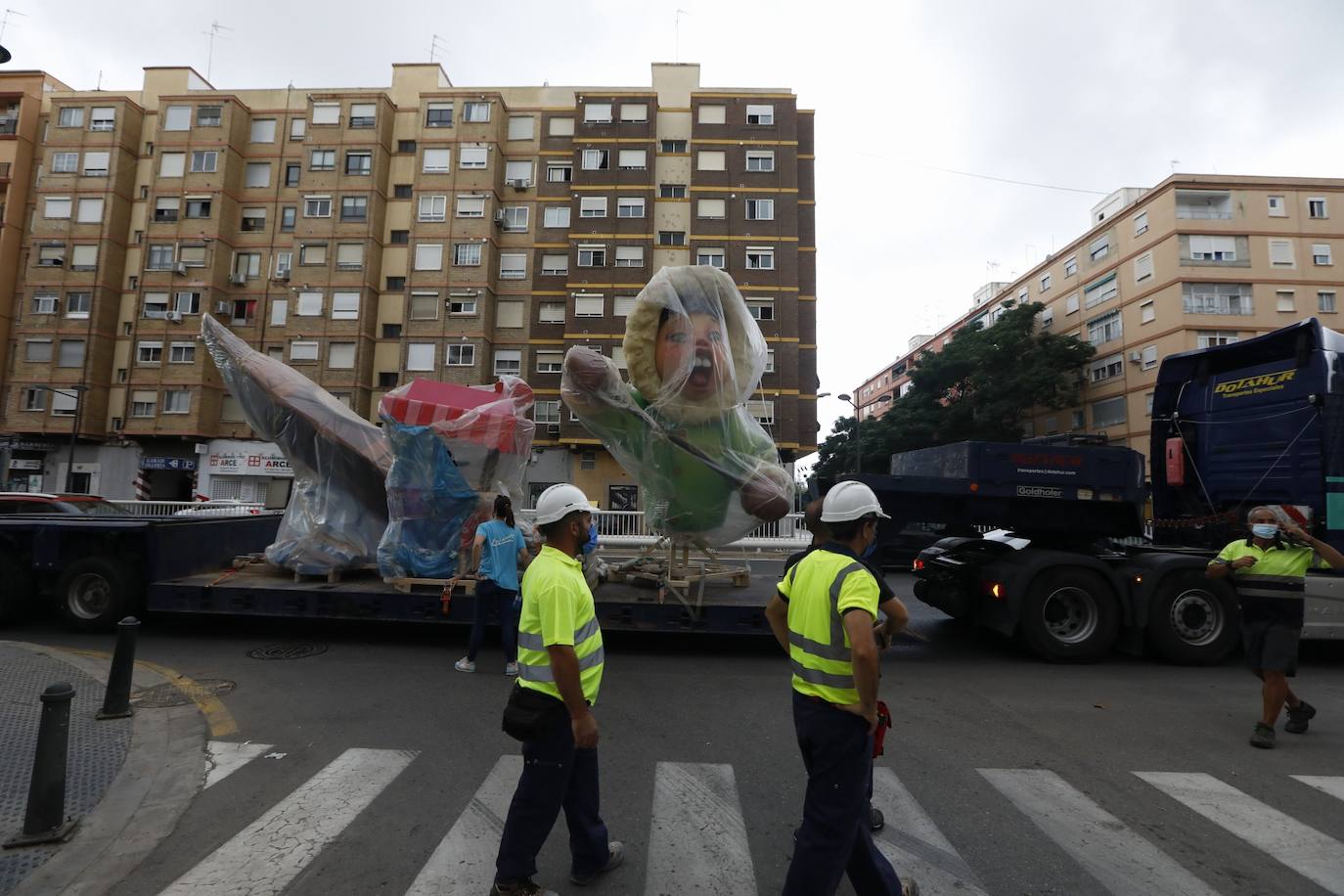 Fotos: Los primeros ninots salen de Fira Valencia para la Plantà de las Fallas