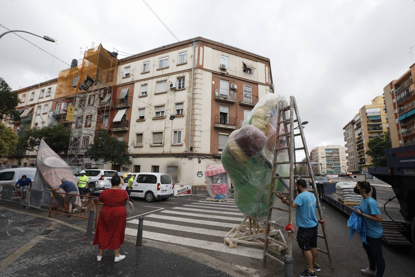 Fotos: Los primeros ninots salen de Fira Valencia para la Plantà de las Fallas