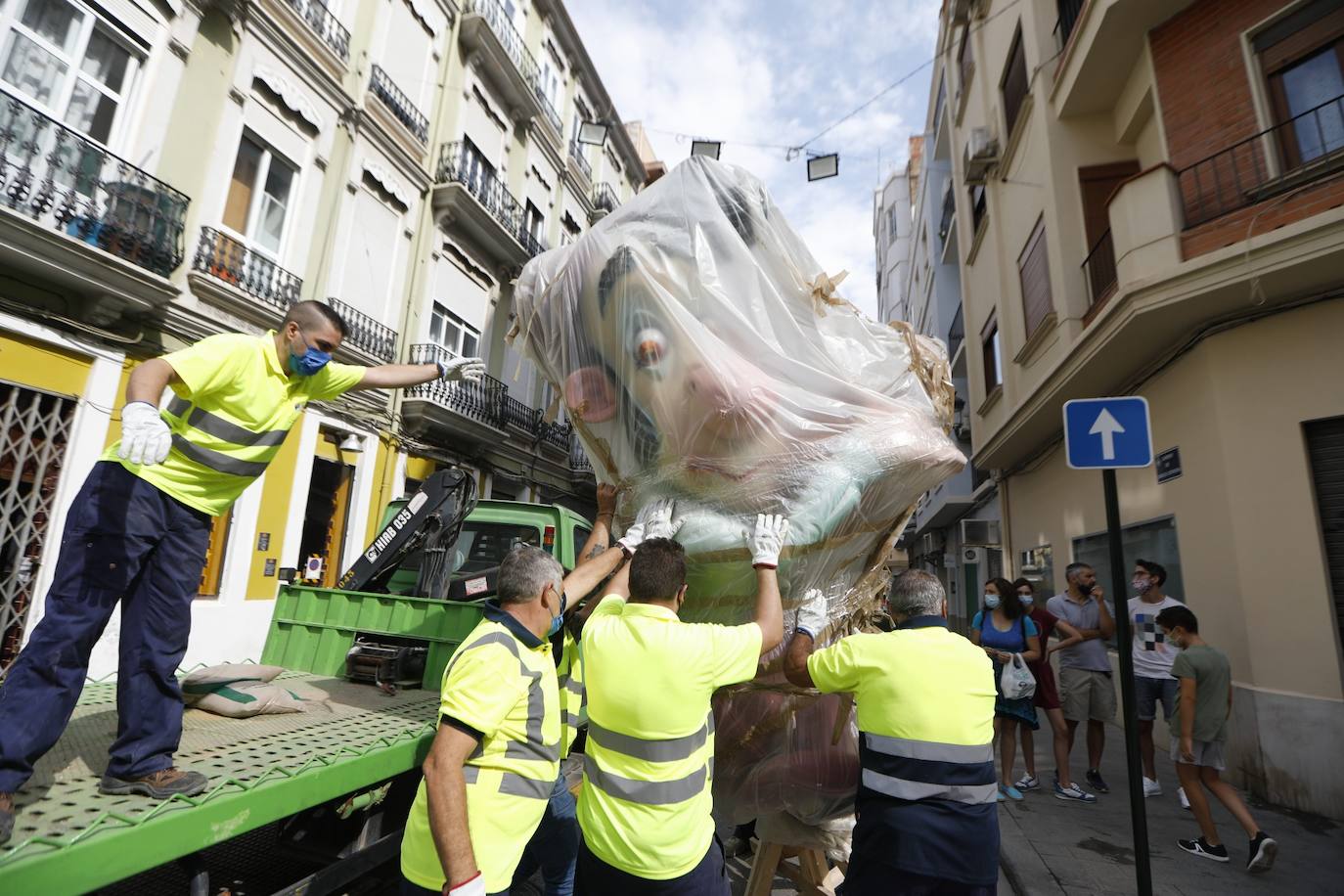 Fotos: Los primeros ninots salen de Fira Valencia para la Plantà de las Fallas