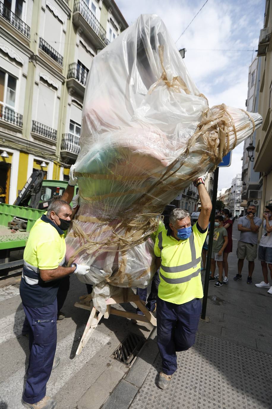 Fotos: Los primeros ninots salen de Fira Valencia para la Plantà de las Fallas