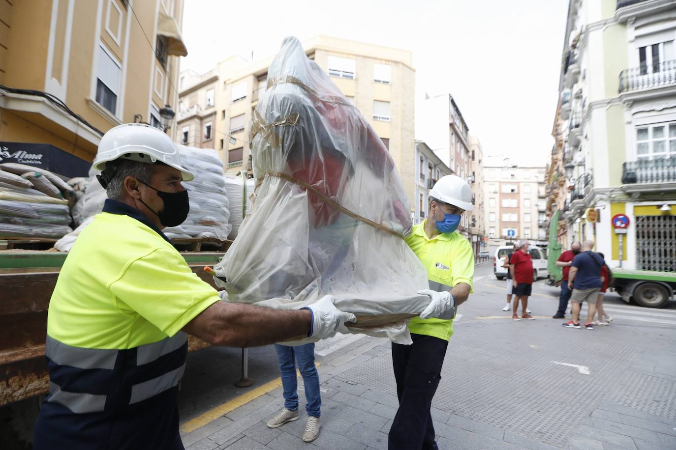 Fotos: Los primeros ninots salen de Fira Valencia para la Plantà de las Fallas