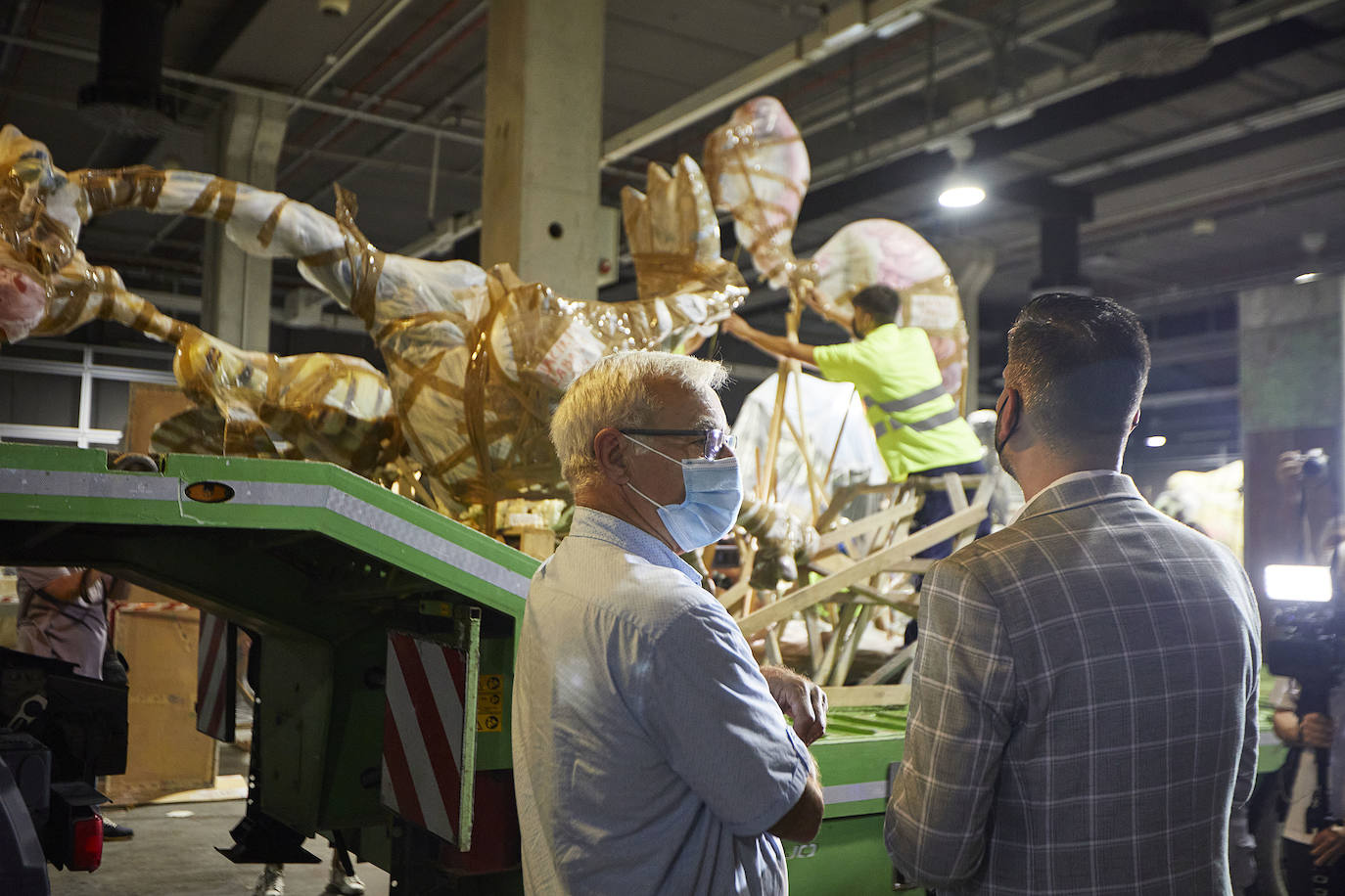 Fotos: Los primeros ninots salen de Fira Valencia para la Plantà de las Fallas