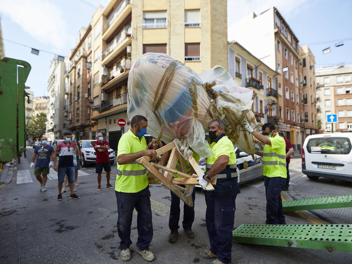 Fotos: Los primeros ninots salen de Fira Valencia para la Plantà de las Fallas