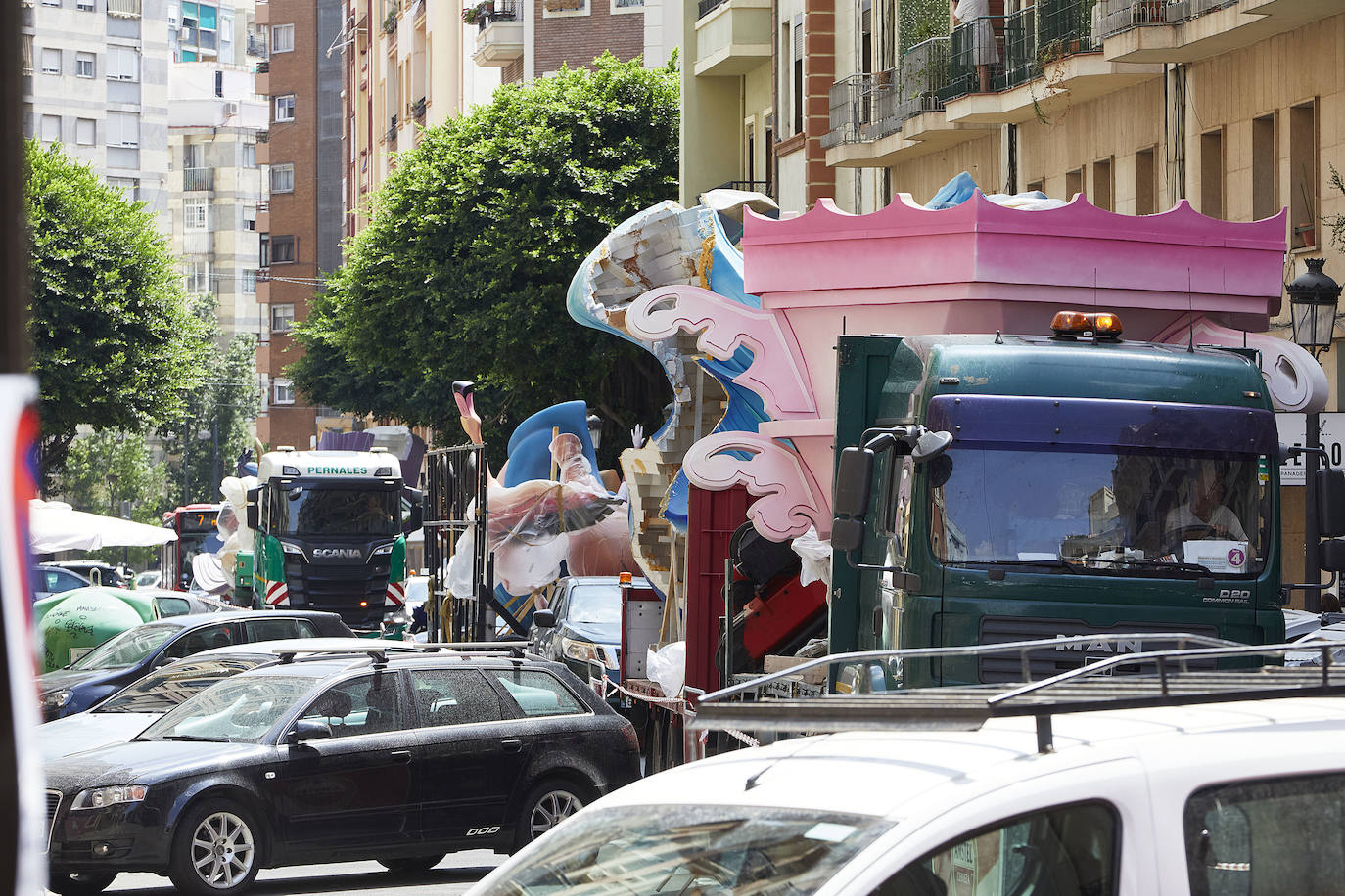 Fotos: Los primeros ninots salen de Fira Valencia para la Plantà de las Fallas