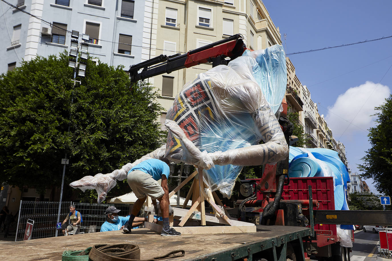 Fotos: Los primeros ninots salen de Fira Valencia para la Plantà de las Fallas