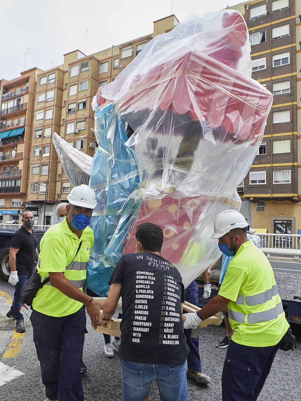 Fotos: Los primeros ninots salen de Fira Valencia para la Plantà de las Fallas