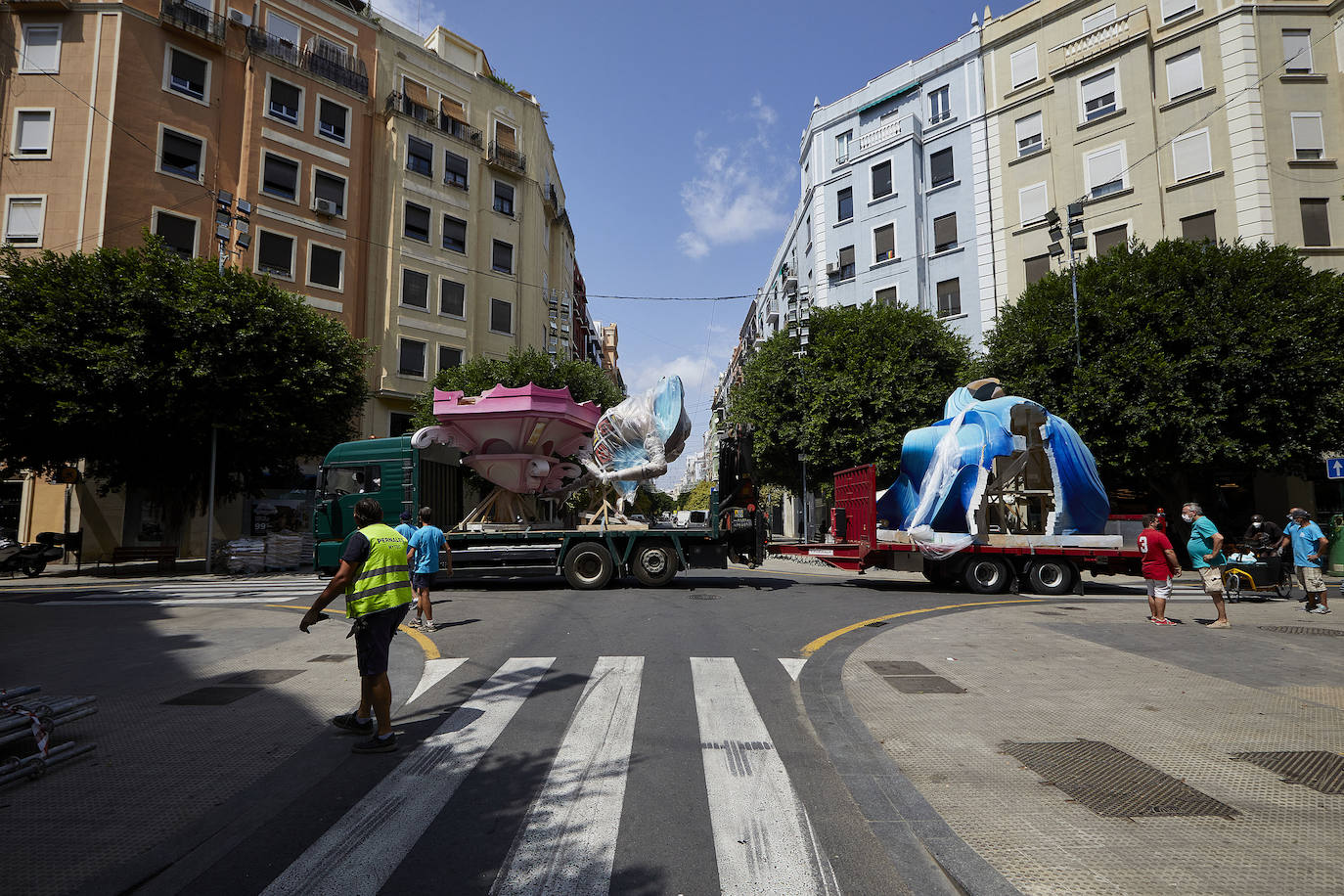 Los ninots empiezan a salir de Feria Valencia y de los talleres de los artistas para llenar de color la ciudad de Valencia en pleno verano