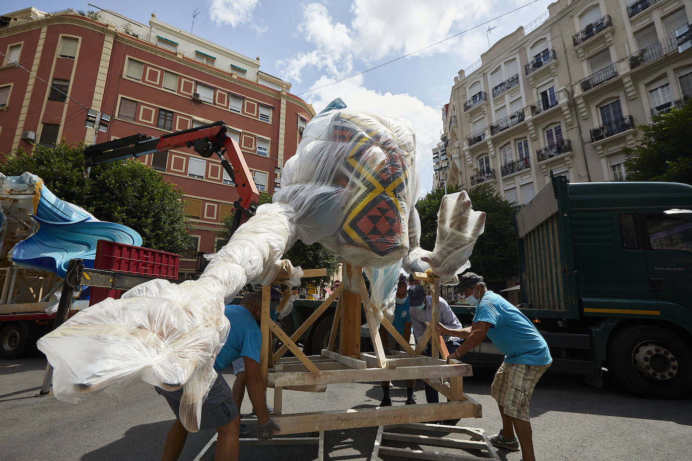 Los ninots empiezan a salir de Feria Valencia y de los talleres de los artistas para llenar de color la ciudad de Valencia en pleno verano