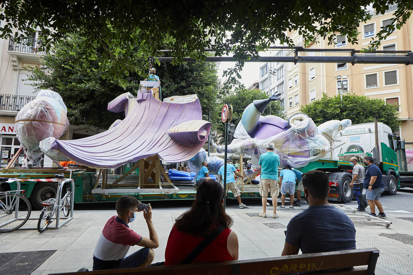 Los ninots empiezan a salir de Feria Valencia y de los talleres de los artistas para llenar de color la ciudad de Valencia en pleno verano