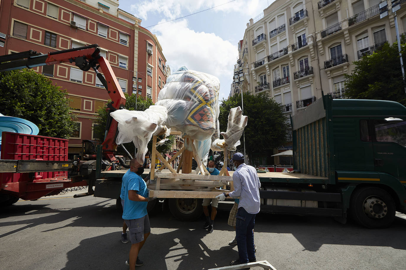 Los ninots empiezan a salir de Feria Valencia y de los talleres de los artistas para llenar de color la ciudad de Valencia en pleno verano