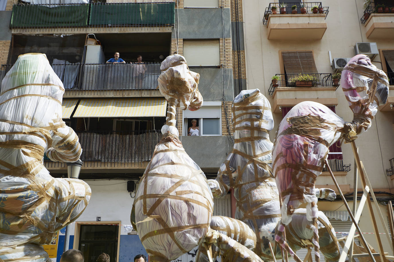 Los ninots empiezan a salir de Feria Valencia y de los talleres de los artistas para llenar de color la ciudad de Valencia en pleno verano