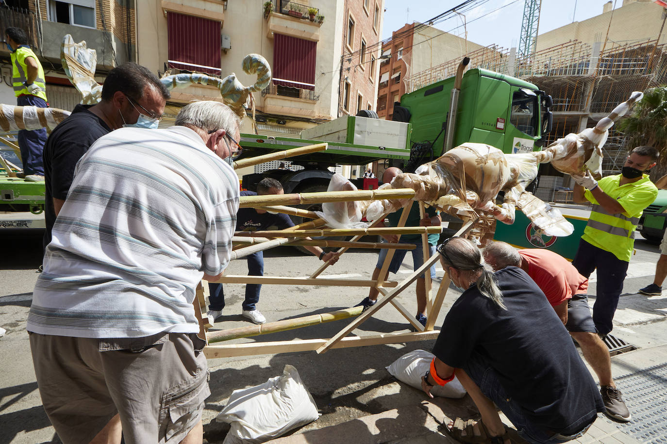 Los ninots empiezan a salir de Feria Valencia y de los talleres de los artistas para llenar de color la ciudad de Valencia en pleno verano