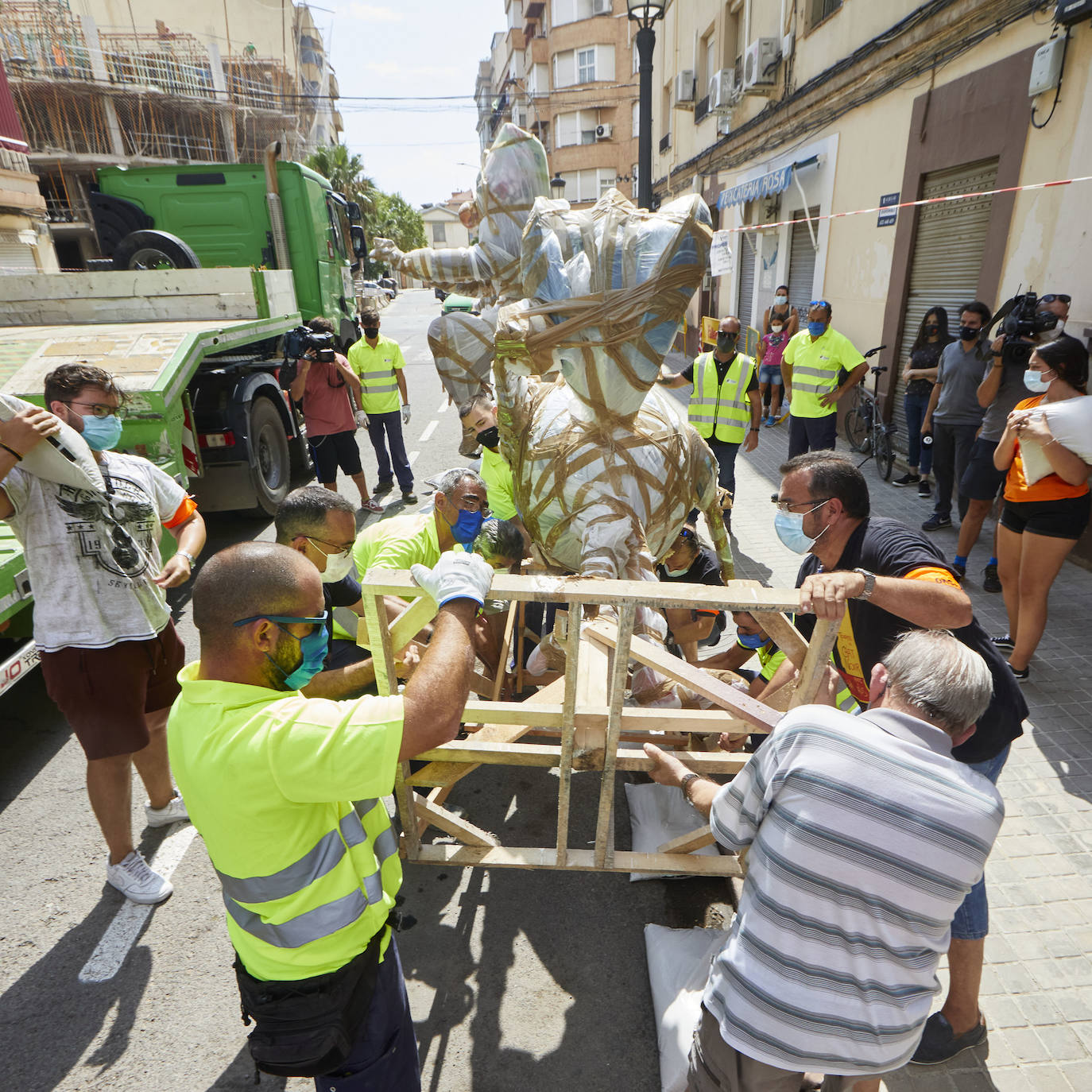 Los ninots empiezan a salir de Feria Valencia y de los talleres de los artistas para llenar de color la ciudad de Valencia en pleno veranoIVÁN ARLANDIS / IRENE MARSILLA / EFE