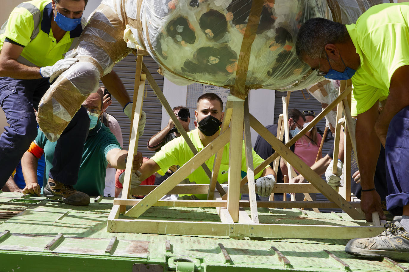 Los ninots empiezan a salir de Feria Valencia y de los talleres de los artistas para llenar de color la ciudad de Valencia en pleno verano