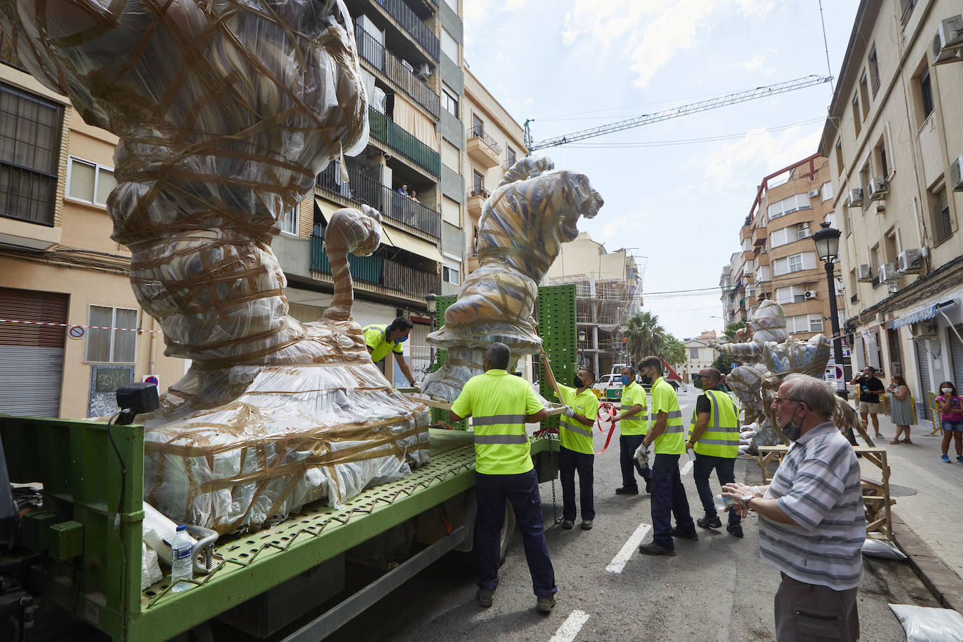 Los ninots empiezan a salir de Feria Valencia y de los talleres de los artistas para llenar de color la ciudad de Valencia en pleno verano