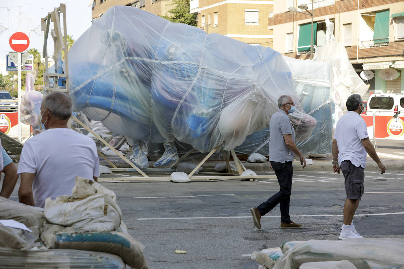 Los ninots empiezan a salir de Feria Valencia y de los talleres de los artistas para llenar de color la ciudad de Valencia en pleno verano