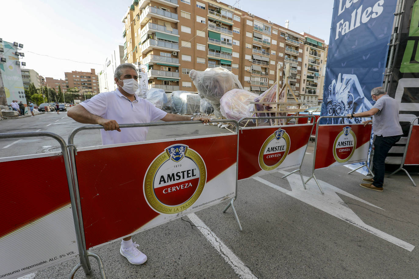 Los ninots empiezan a salir de Feria Valencia y de los talleres de los artistas para llenar de color la ciudad de Valencia en pleno verano