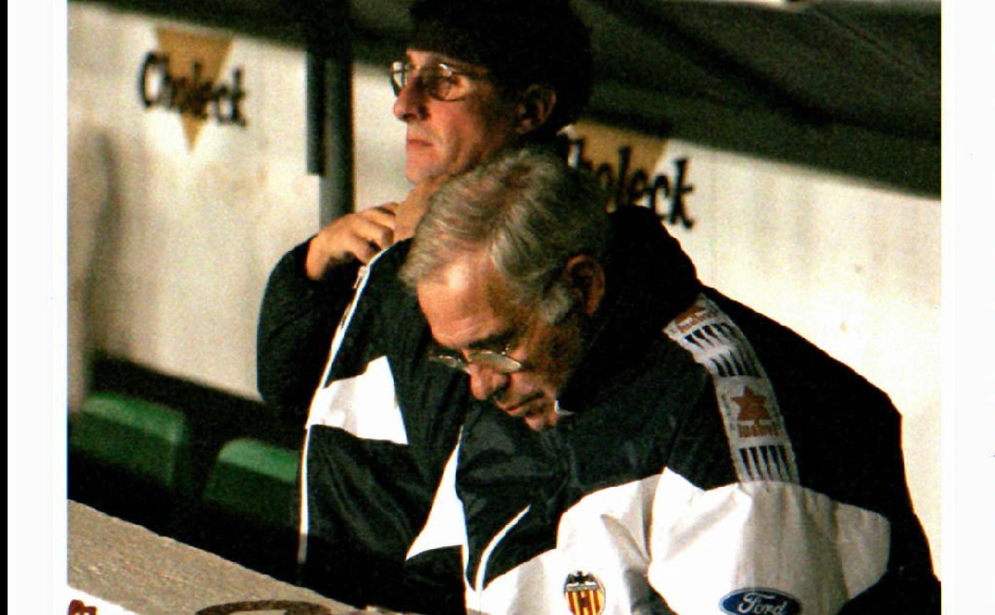 Luis Aragonés en el banquillo de Mestalla.