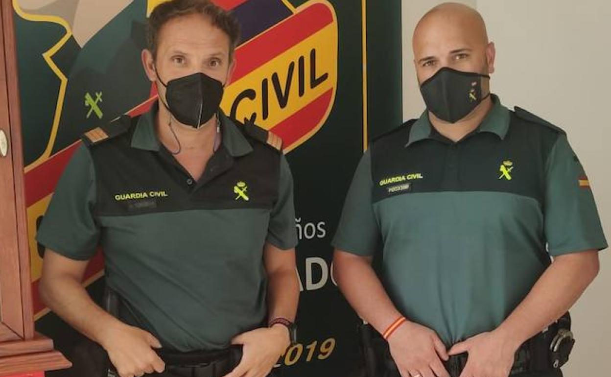 Los agentes de la Guardia Civil de Almoradí que salvaron de la asfixia a una mujer este jueves. 