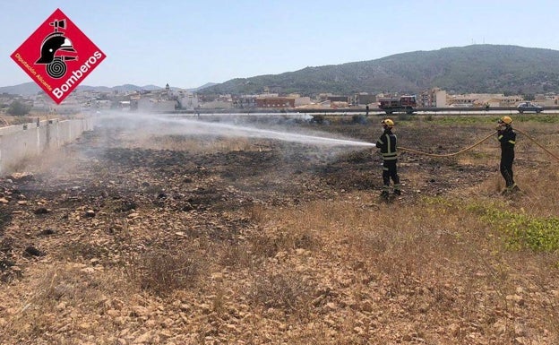 Intervención de los bomberos en el incendio declarado este viernes en Pinoso. 