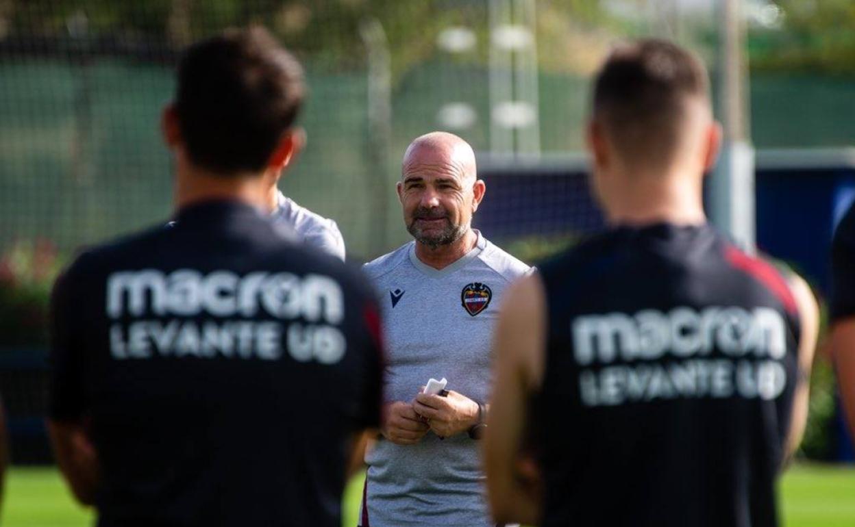 Paco López, durante un entrenamiento del Levante. 