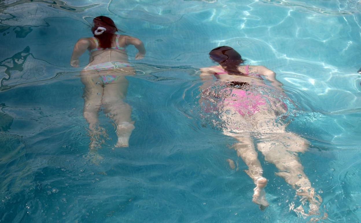Piscina municipal de Requena | Requena reabre la piscina municipal tras encontrar este jueves restos de heces en el agua