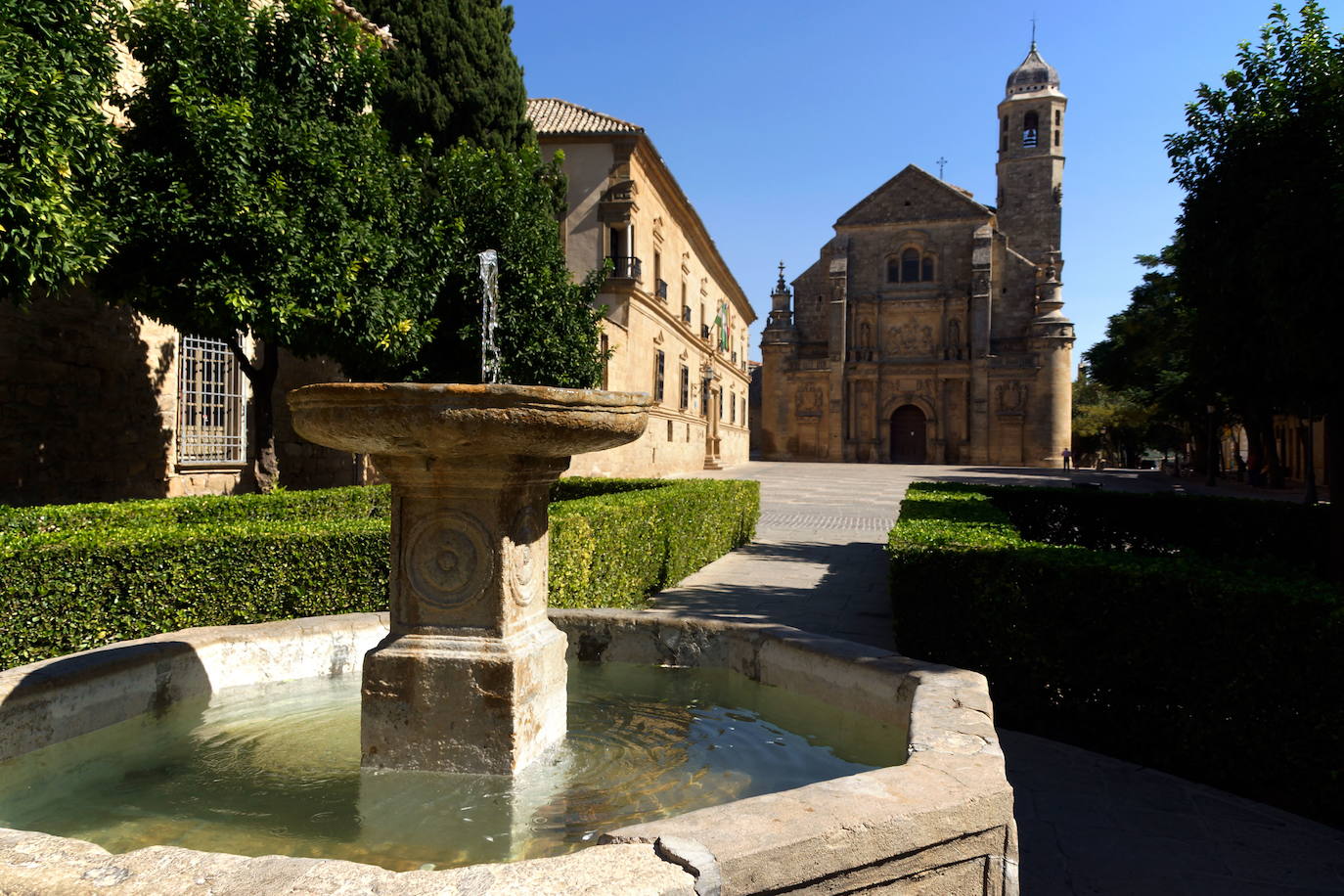 14. Úbeda:  este pueblo fue declarado Patrimonio de la Humanidad en el año 2003. Cuenta con varios monumentos que se consideran maravillas renacentistas como son a Sacra Capilla del Salvador, el Palacio del Deán Ortega, el Palacio de las Cadenas y el Hospital de Santiago. 