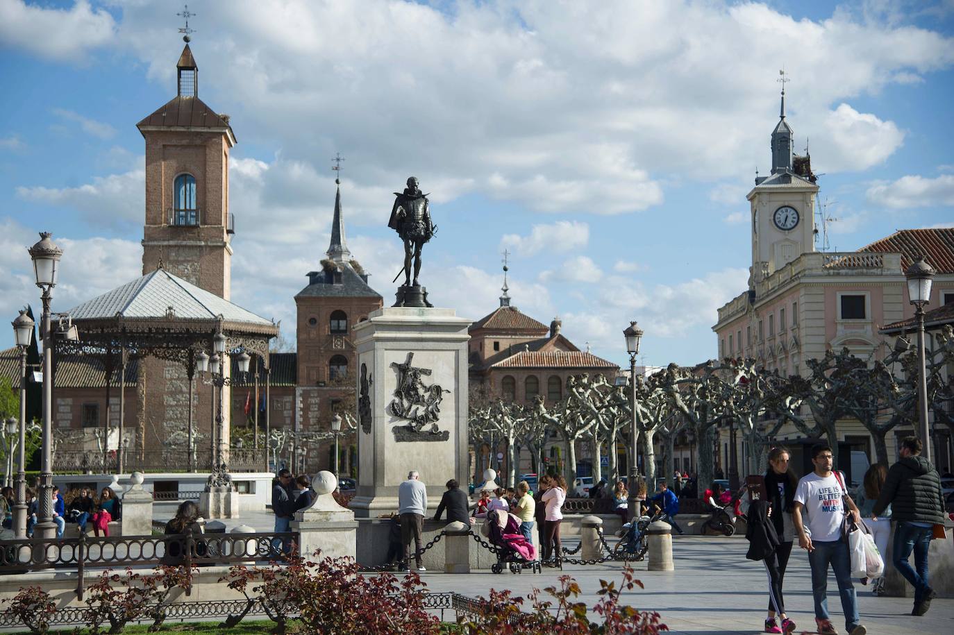 13. Alcalá de Henares: a un paso de Madrid, la ciudad es conocida por ser la cuna de Miguel de Cervantes. Su universidad, considerada una de las más antiguas de España, fue uno de los atractivos que la hicieron ser declarada Patrimonio de la humanidad en 1988.