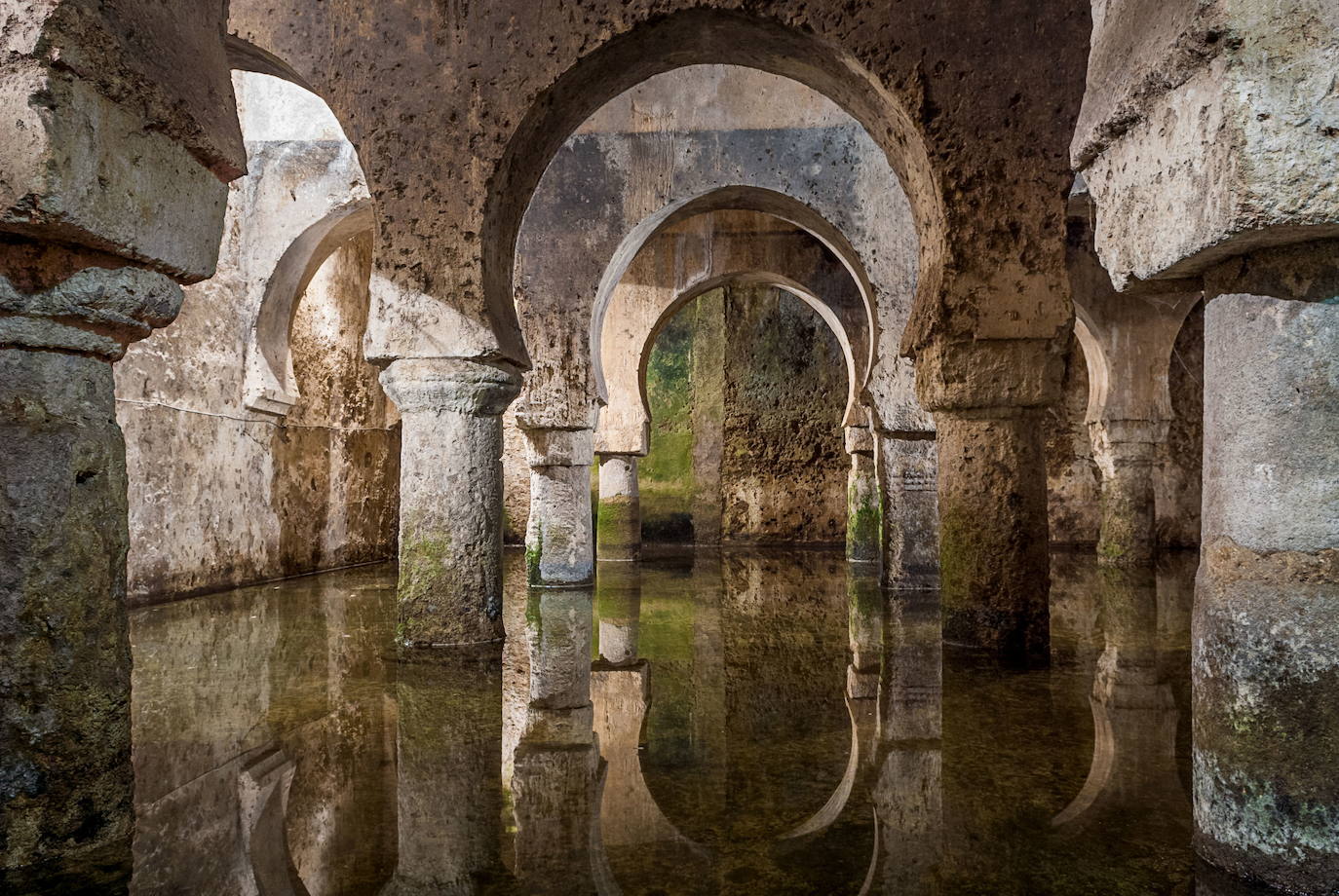 7.Cáceres: declarado Patrimonio de la Humanidad en 1986, en el casco hitótuco de la ciudad pueden encontrarse las huellas de hasta cinco de las civilizaciones que la han habitado a lo largo de la historia. La plaza mayor de la localidad es el centro neurálgico de la ciudad y el lugar perfecto en el que comenzar la visita.