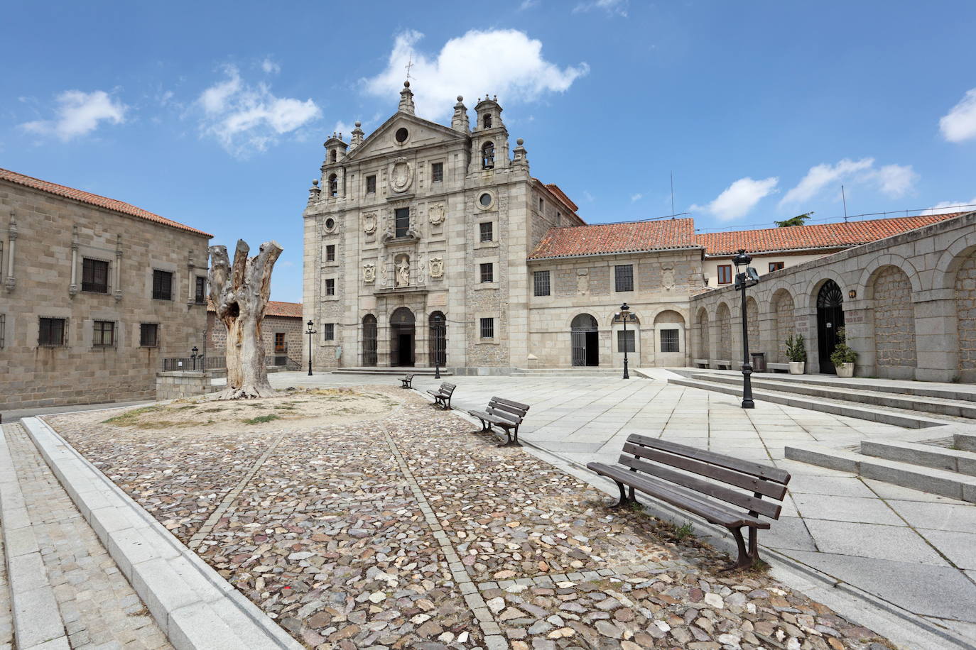 10. Ávila: con su muralla de más de dos kilómetros de longitud, con 87 torreones, nueve puertas y dos porteras se convierte en uno de los recintos amurallados mejor conservados del mundo. Dentro de esta muralla y paseando por la ciudad se pueden encontrar muchos monumentos de interés como son el Convento de Santa Teresa, el Monsterio de Santo Tomás o su catedral. La ciudad due declarada Patrimonio de la Humanidad en 1985.