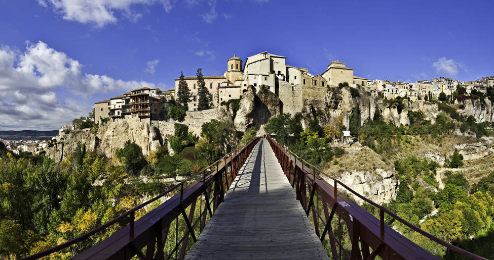 8. Cuenca:  declarada Patrimonio de la Humanidad en 1996,esta ciudad repleta de monumentos y que se localiza en un enclave privilegiado, es una de las favoritas para visitar de los españoles. En ella se puede visitar su catedral, que fue una de las primeras de csatilla. Además, otro lugar idílico que ver en la ciudad son sus casas colgadas, una de las estampas más típicas de Cuenca. 