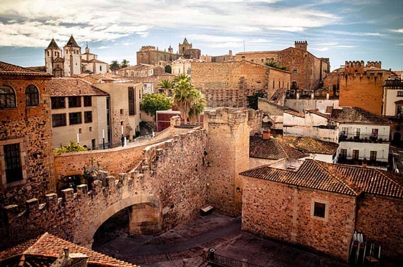 7.Cáceres:  declarado Patrimonio de la Humanidad en 1986, en el casco hitótuco de la ciudad pueden encontrarse las huellas de hasta cinco de las civilizaciones que la han habitado a lo largo de la historia. La plaza mayor de la localidad es el centro neurálgico de la ciudad y el lugar perfecto en el que comenzar la visita.