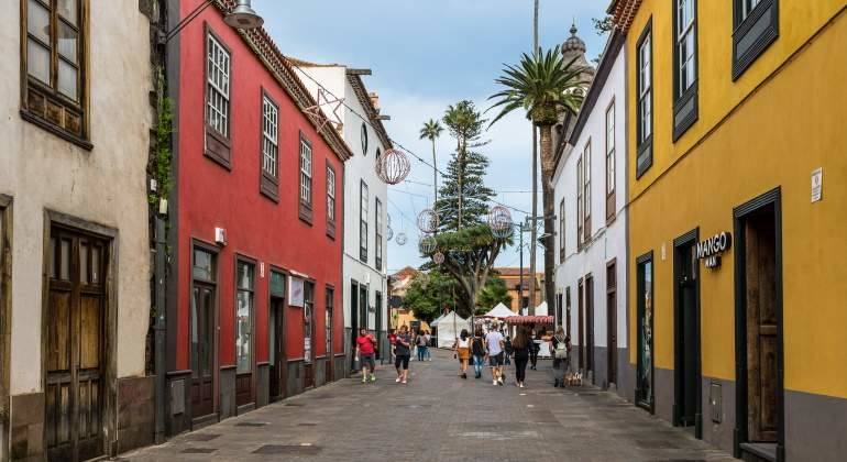 4. San Cristobal de la Laguna:  La ciudad cuenta con un precioso y colorido casco histórico de caracter colonial. Sus calles invitan a pasear por ellas e ir descubriendo los monumentos existentes. Dos de los más importantes son su catedral y el Convento de la Encarnación. Uno de los muchos lugares que se deben ver en la isla de Tenerife. Fue declarada Patrimonio de la Humanidad en 1999.