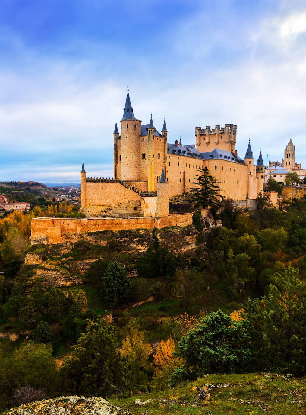 2. Segovia:  la ciudad del acueducto y famosa por multiples catedrales que asemejan estar en una película de época, fue declarada Patrimomio de la Humanidad por la UNESCO en 1985. Segovia se convierte con su belleza y carisma en una de las ciudades más visitadas de España. Además de sus monumentos más destacados como son el alcazar o el acueducto, también se pueden ver otros como el Monasterio del Parral y la Iglesia de la Vera Cruz. 